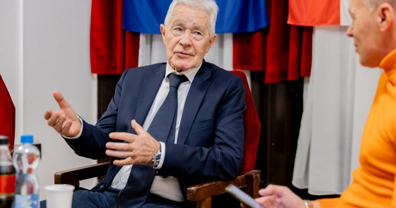 Mezey György, a költészet és a művészet világának kiemelkedő alakja, örökre eltávozott közülünk. Művei és gondolatai tovább élnek, emlékét sokan őrzik szívükben.