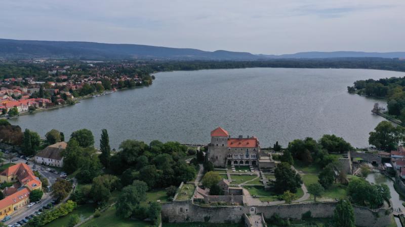 Idén különleges eljárással készülnek a tatai Öreg-tó téliesítésére, hiszen a vízszint csökkentése most nem a megszokott módon történik.