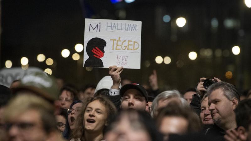 A tudás ereje: Új könyv lát napvilágot Magyarországon a gyerekek szexuális bántalmazás elleni védelméről

A félelem helyett a tudás világításával lép be a köztudatba egy új könyv, amely a gyerekeket érő szexuális bántalmazás elleni harcot helyezi a középp