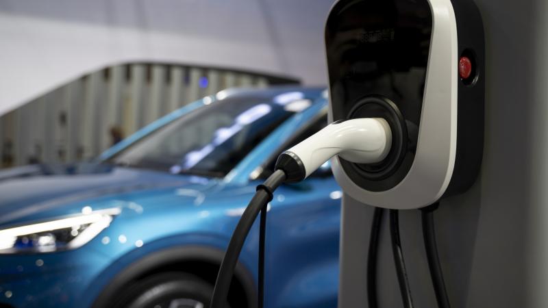 Soha nem tapasztalt mértékben nőtt az elektromos autók eladása világszerte.