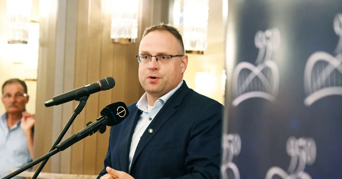 A szolnoki polgármester nyílt levélben fordult Orbán Viktorhoz, kérve, hogy városuk is részesüljön ugyanazokból az előnyökből, amelyeket a salgótarjániak élveznek.