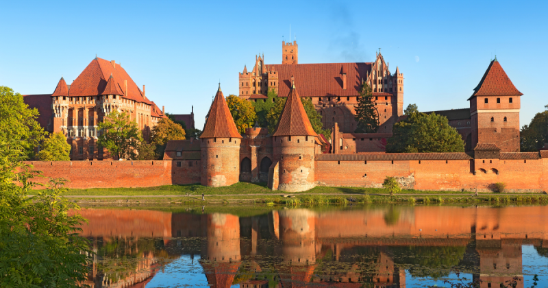 A téglák közé rejtett titkok: egy teuton szolgáló különös víziója Malbork várának falai között.