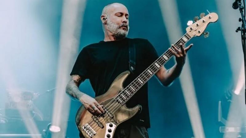 Sam Rivers, a Limp Bizkit legendás basszusgitárosa, 48 éves korában távozott az élők sorából, ezzel véget vetve a zenekar szívverésének. Az ő kreativitása és energiája mindig is meghatározta a banda hangzását és stílusát. A hír sokkolta a rajongókat és a 