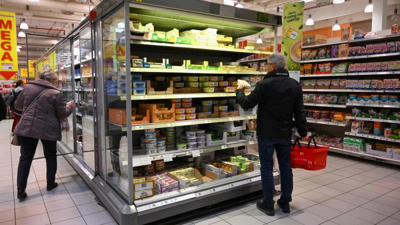 Publicus: A kormánypropaganda hatása csökkent, és az emberek az inflációval kapcsolatban már kevésbé a ukrajnai háborút és az EU-t tartják felelősnek; helyette inkább a kormány tevékenységét emelik ki.