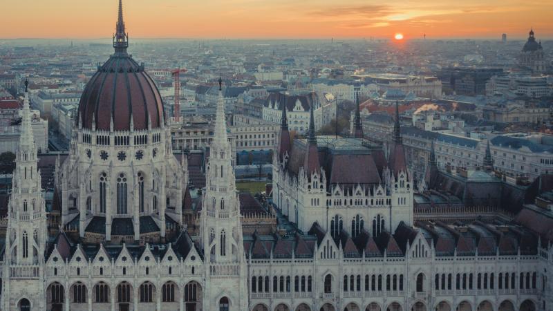 A világ diplomáciai színpadán Budapest újra reflektorfénybe kerül – mit hozhat a város számára a Trump és Putyin közötti találkozó? Milyen lehetőségeket és kihívásokat tartogat ez Magyarország számára?