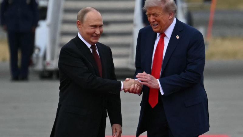 Donald Trump is kifejezte véleményét, hangsúlyozva, hogy nem kívánja az időt vesztegetni Vlagyimir Putyinnal Budapesten.