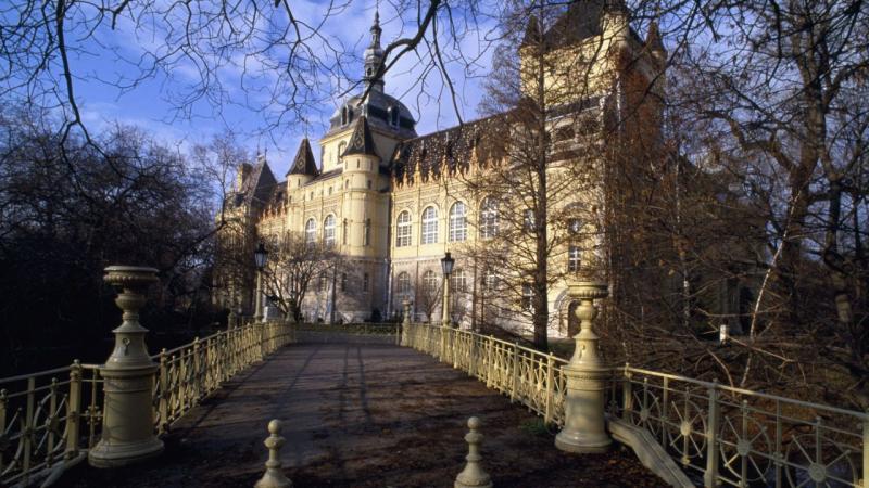 Séta-terápia Budapesten: 5 varázslatos útvonal, ami segít megnyugtatni a lelkedet és újra megtalálni önmagadat

Fedezd fel Budapest rejtett kincseit, miközben sétálva kapcsolódsz össze a természettel és önmagaddal! Az alábbi öt különleges útvonal nem csup