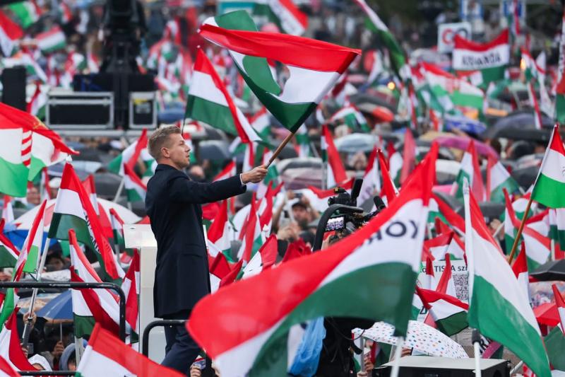 A nemzeti ünnepről beszámoló nyugati lapok egyelőre tartózkodnak a győztes kihirdetésétől, ám mégis sejteket keltenek az olvasókban, miszerint Magyar Péter áll a legmagasabb lóra.
