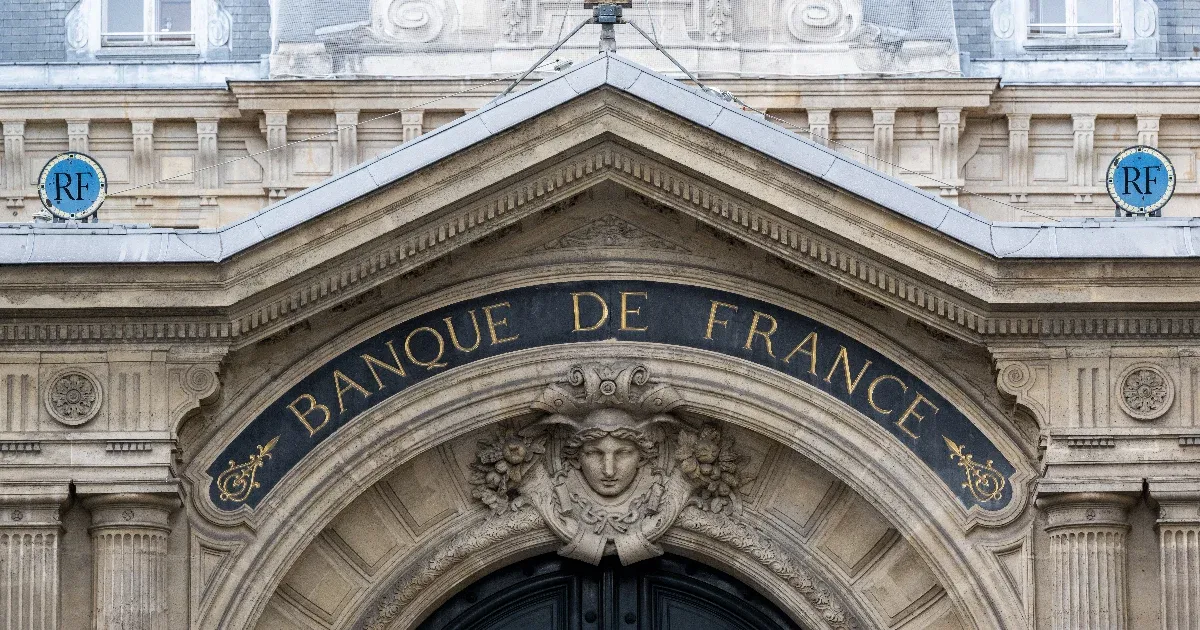 A Louvre néhány legértékesebb ékszerét a nagy rablást követően a Francia Nemzeti Bank biztonságos falai közé helyezték át.
