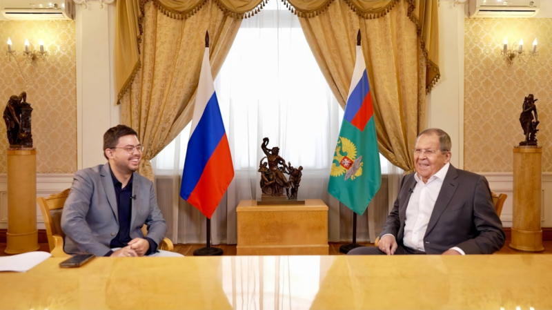 Szijjártó Péter saját kezűleg szervezett meg egy interjút Lavrovval, amely a kedvenc YouTube-csatornáján kerül bemutatásra.