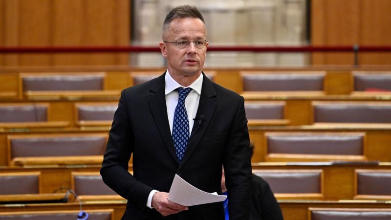Szijjártó Péter hangsúlyozta, hogy nem fogják megengedni, hogy a magyar állampolgárok pénzét Ukrajnába irányítsák.
