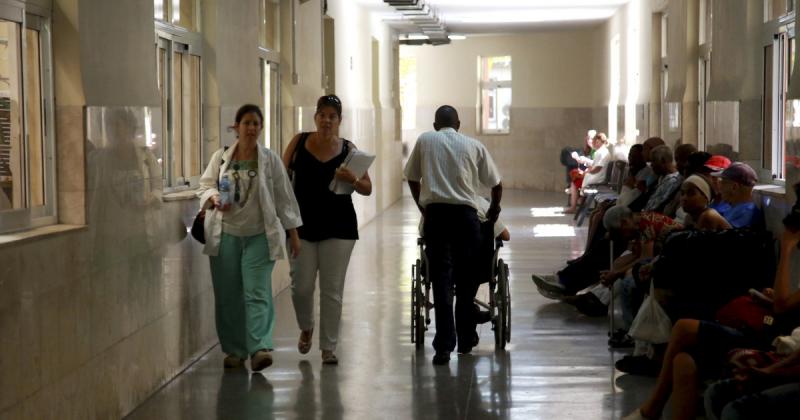 Ezen a szigeten egyszerre három különböző fertőző betegség pusztít, mintha a természet egy sötét szimfóniát játszana, ahol a veszély és a félelem kéz a kézben járnak.