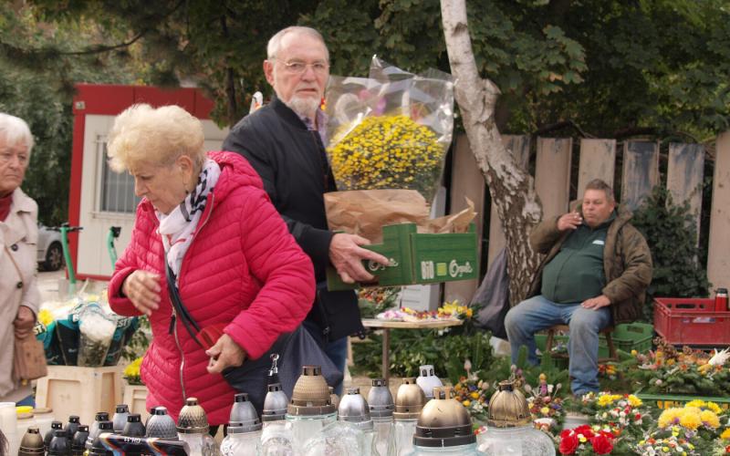 Mindenszentek napján Szlovákiában soha nem tapasztalt hőmérsékletek uralkodtak, amelyeket a meteorológiai állomások rekordszámba állítottak. Az ország területén a nap sugarai szokatlan intenzitással tűztek, így a hagyományos őszi hangulat helyett inkább n